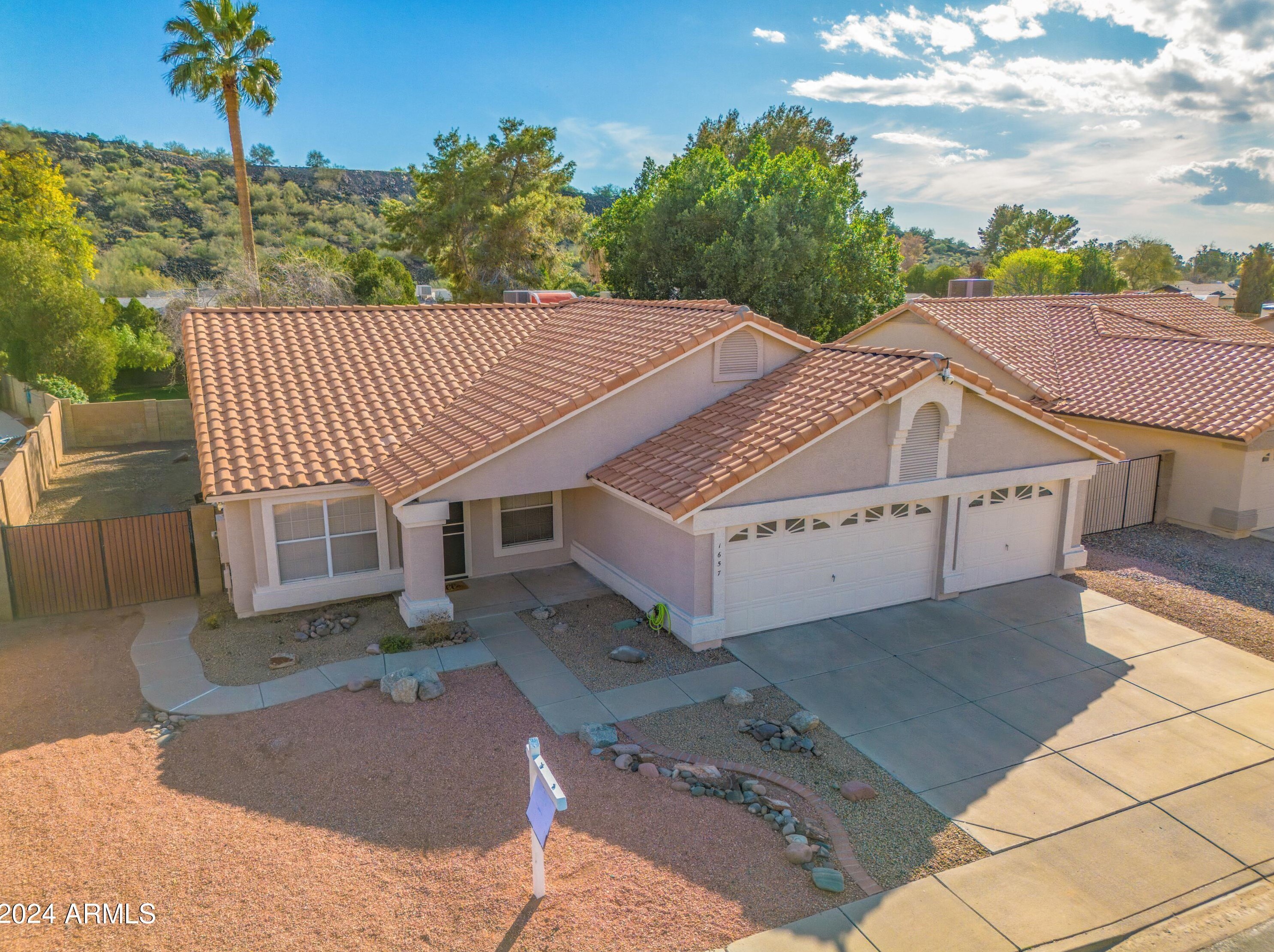 1657 Acoma Dr, Phoenix AZ  85023-2380 exterior