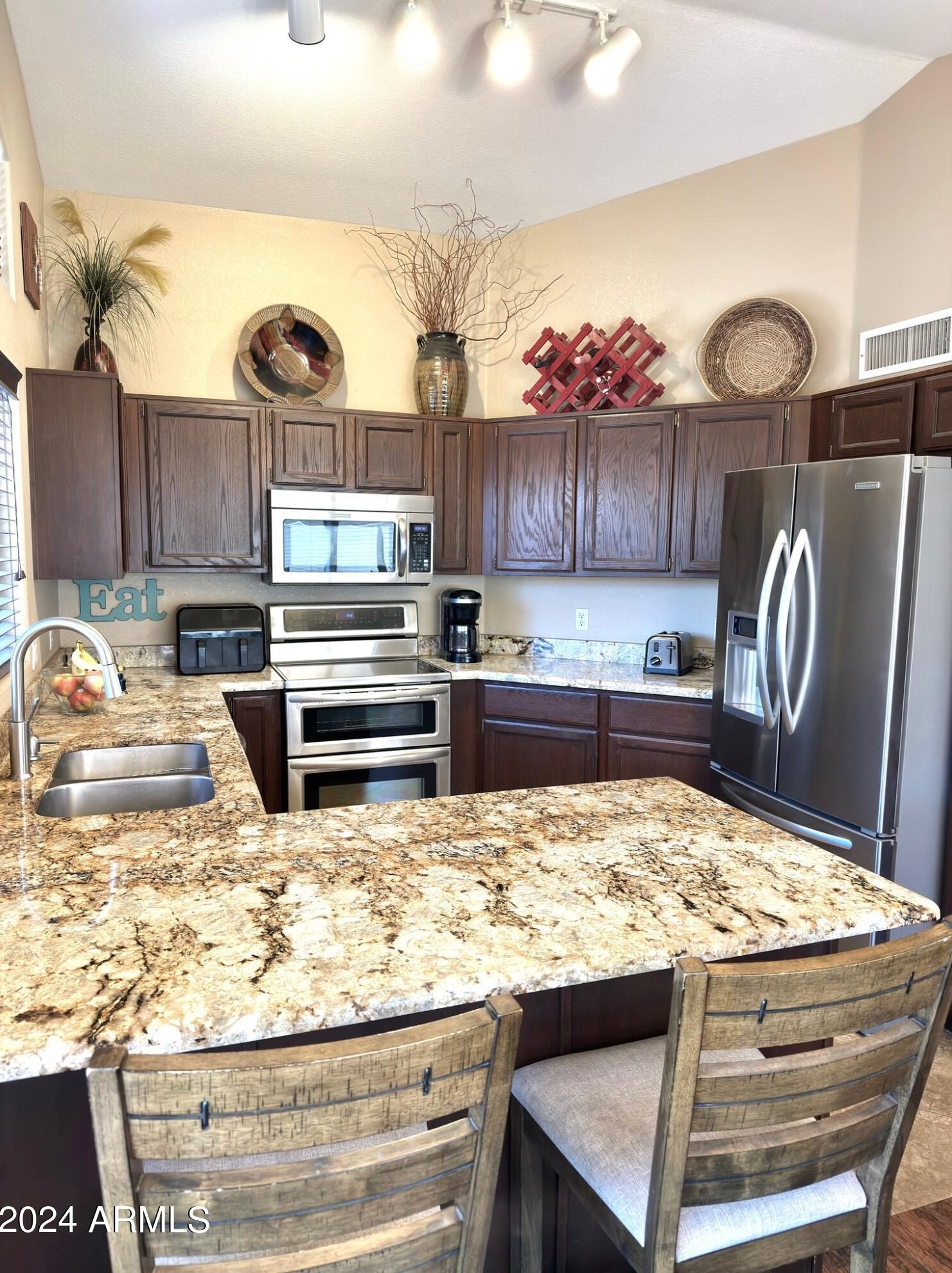 3215 Poinsettia Dr, Phoenix, AZ 85028-1336
