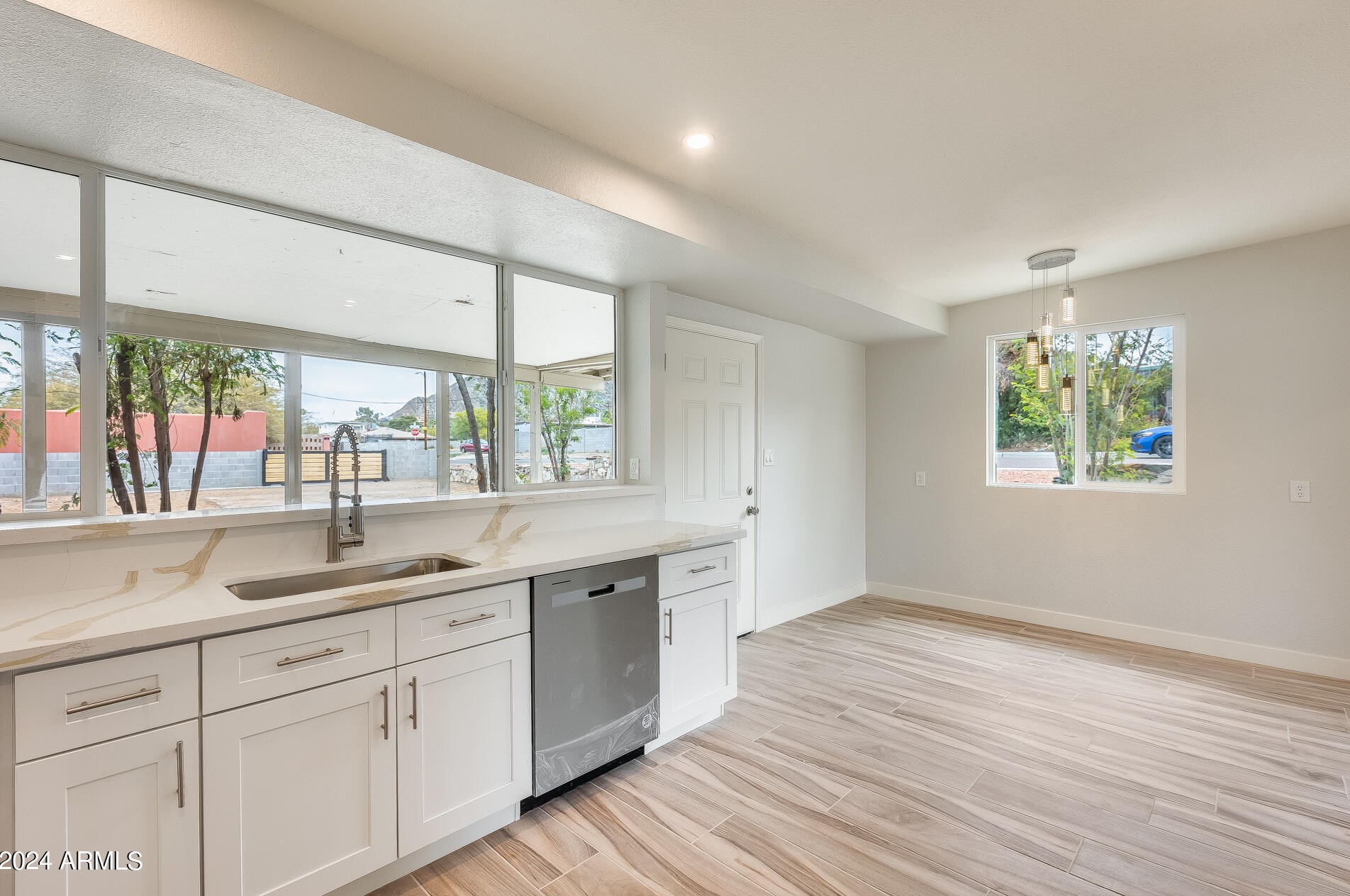 1446 Sunnyslope Ln, Phoenix AZ  85020-2727 exterior