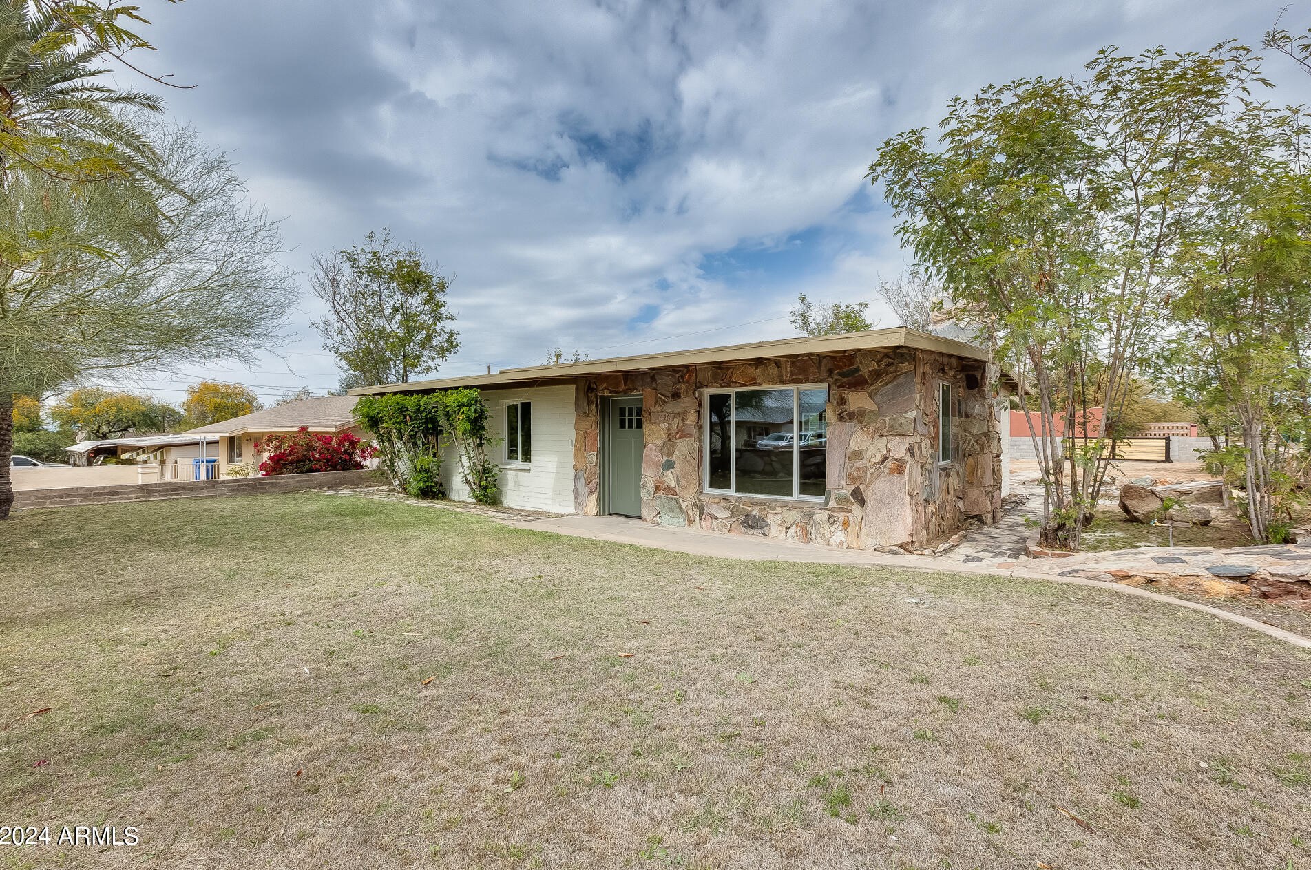 1446 Sunnyslope Ln, Phoenix AZ  85020-2727 exterior