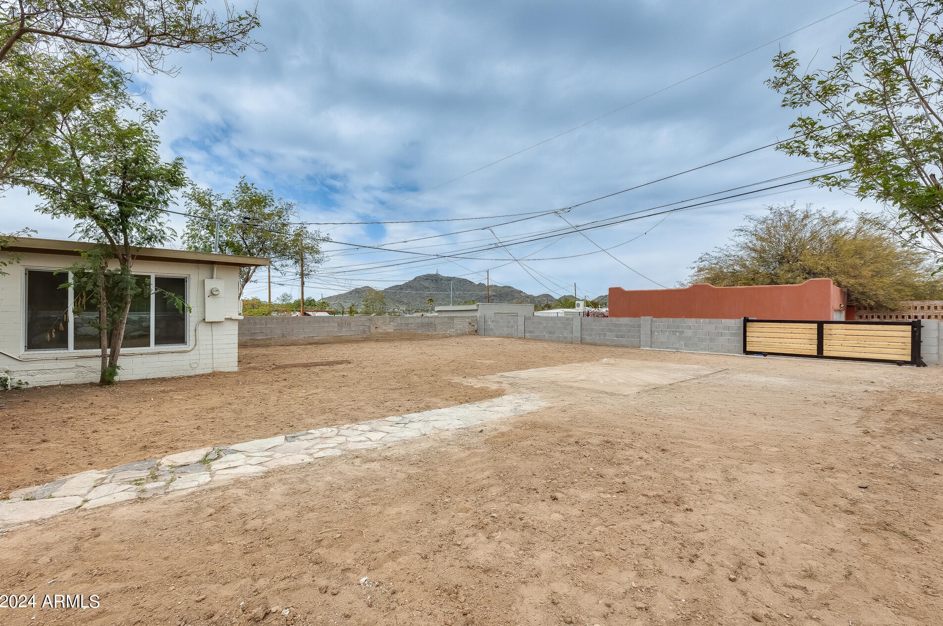 1446 Sunnyslope Ln, Phoenix AZ  85020-2727 exterior