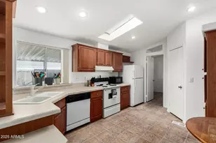 2929 E Sequoia Dr, Phoenix, AZ 85050 - Photo 2