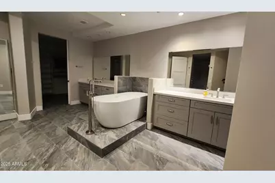 8 Biltmore Estate #325, Phoenix, AZ 85016 - Photo 14