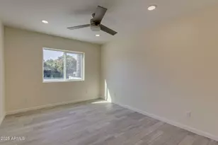 542 E Flynn Ln, Phoenix, AZ 85012 - Photo 16