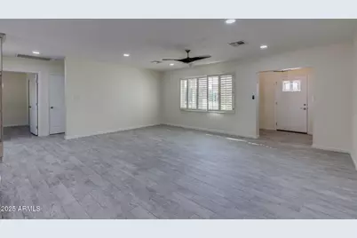 542 E Flynn Lane, Phoenix, AZ 85012 - Photo 14