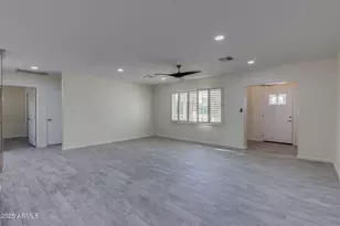 542 E Flynn Ln, Phoenix, AZ 85012 - Photo 14