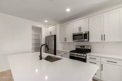 18204 W Hess Street, Goodyear, AZ 85338 - Photo 2