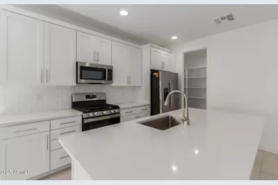 18189 W Hess Street, Goodyear, AZ 85338 - Photo 2