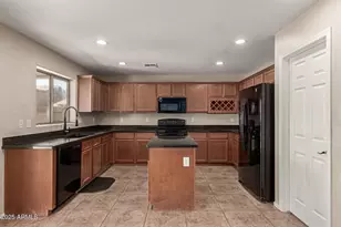 18193 W Saguaro Ln, Surprise, AZ 85388 - Photo 10