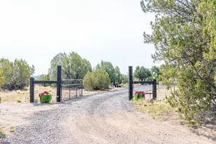 42897 N Pickett Corral Rd, Seligman, AZ 86337 - Photo 2