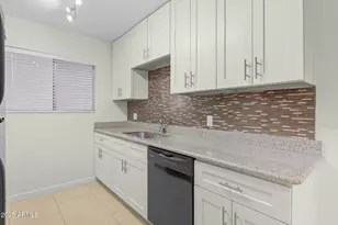 749 E Montebello Ave, Phoenix, AZ 85014 - Photo 10