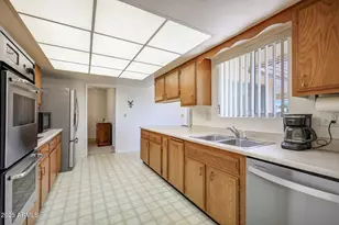 10415 W Camelot Cir, Sun City, AZ 85351 - Photo 14