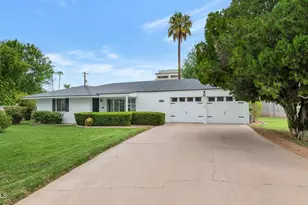 3009 N 43rd Pl, Phoenix, AZ 85018 - Photo 2