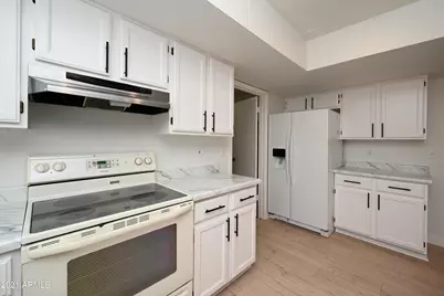 7301 W Canterbury Drive, Peoria, AZ 85345 - Photo 8