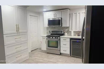 326 N 39th Drive N, Phoenix, AZ 85009 - Photo 2