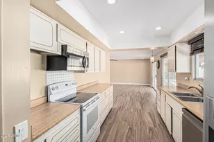 9870 W Comstock Ct, Sun City, AZ 85373 - Photo 16