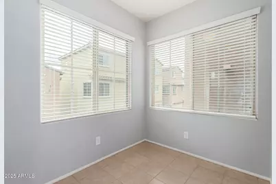 7751 W Pipestone Place, Phoenix, AZ 85035 - Photo 8