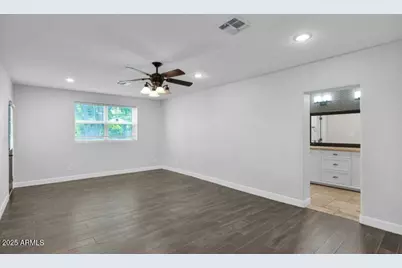 3229 E Clarendon Avenue E, Phoenix, AZ 85018 - Photo 8