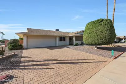 10760 W Saratoga Circle, Sun City, AZ 85351 - Photo 2