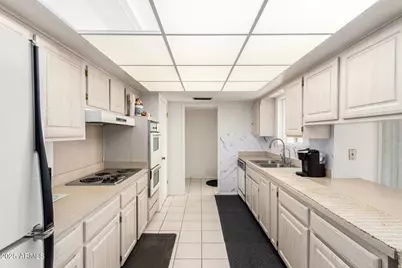 10404 W Kingswood Circle, Sun City, AZ 85351 - Photo 8