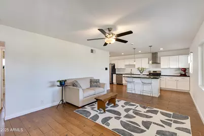 3313 N 43rd Place, Phoenix, AZ 85018 - Photo 2