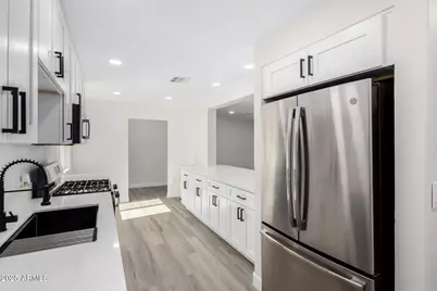 5706 W Sells Circle, Phoenix, AZ 85031 - Photo 8