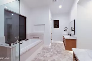 3113 N 41st Pl, Phoenix, AZ 85018 - Photo 12