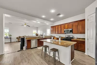 5634 N 82 Avenue, Glendale, AZ 85303 - Photo 2