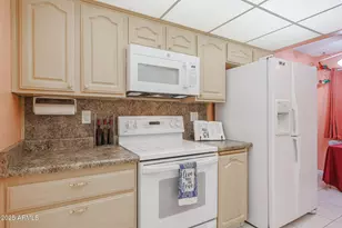 14022 N Palm Ridge Dr, Sun City, AZ 85351 - Photo 4