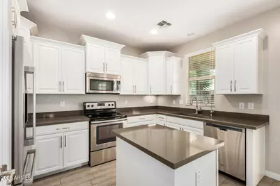 242 N Crosscreek Drive, Chandler, AZ 85225 - Photo 2