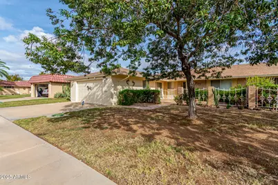 10304 W Kingswood Circle, Sun City, AZ 85351 - Photo 2