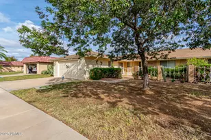 10304 W Kingswood Cir, Sun City, AZ 85351 - Photo 2