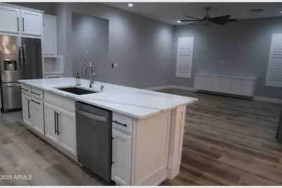 2852 E Robin Lane E, Phoenix, AZ 85050 - Photo 8