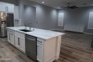 2852 E Robin Ln E, Phoenix, AZ 85050 - Photo 8