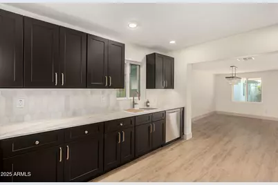 385 E Clarendon Avenue, Phoenix, AZ 85012 - Photo 10