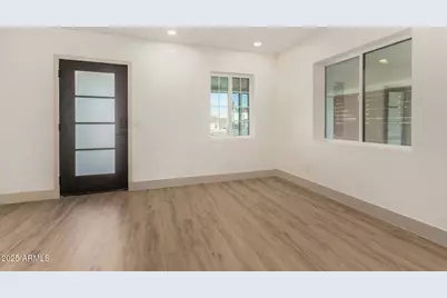 385 E Clarendon Avenue, Phoenix, AZ 85012 - Photo 4