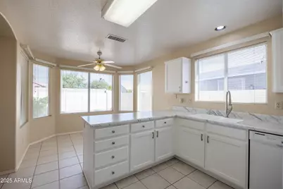 10622 W Mohawk Lane, Peoria, AZ 85382 - Photo 2