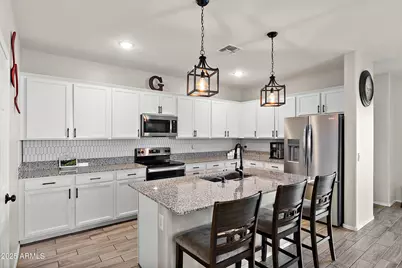 242 W Pacific Drive, Casa Grande, AZ 85122 - Photo 2