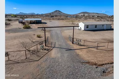 45409 W Luray Road, Wickenburg, AZ 85390 - Photo 2