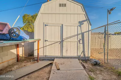 5827 W Rosewood Lane, Phoenix, AZ 85031 - Photo 14