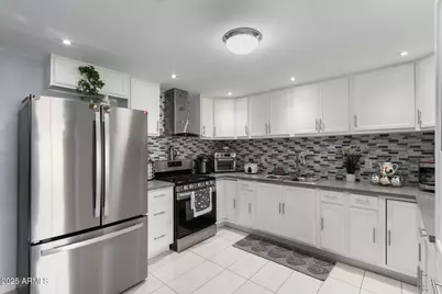 7136 W Westview Drive, Phoenix, AZ 85033 - Photo 6