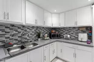 7136 W Westview Dr, Phoenix, AZ 85033 - Photo 8