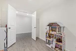 723 E Desert Dr S, Phoenix, AZ 85042 - Photo 8