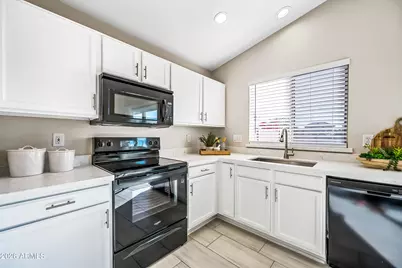 11211 W Heatherbrae Drive, Phoenix, AZ 85037 - Photo 10