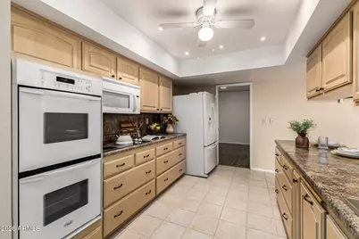 10439 W Kingswood Circle, Sun City, AZ 85351 - Photo 16