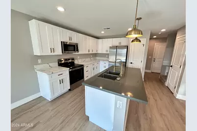 825 W Dobbins Road, Phoenix, AZ 85041 - Photo 1