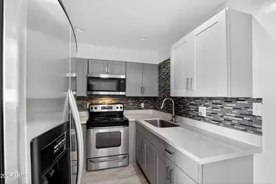 2925 N 38th Street #2, Phoenix, AZ 85018 - Photo 2