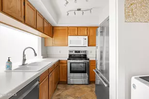 2717 E Shaw Butte Dr, Phoenix, AZ 85028 - Photo 6