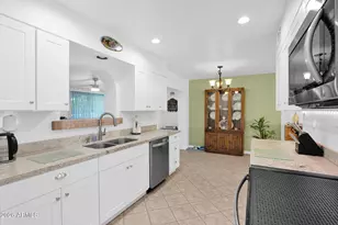 10712 W Camelot Cir, Sun City, AZ 85351 - Photo 14