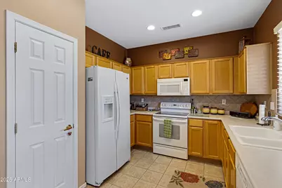 19253 N Hunters Run, Surprise, AZ 85387 - Photo 12